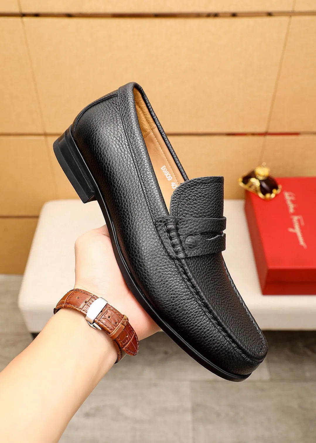 Men's shoes 💰480 💐 Product trademark: Ferragamo "Ferragamo" casual leather shoes Regular size: 38-44 (45🉑️customized) Product materials: Selected imported first-layer pebbled cowhide leather upper, imported water-dyed cowhide leather lining. Strong three-dimensional visual effect, original outsole color: 3⃣️seed leather materials available